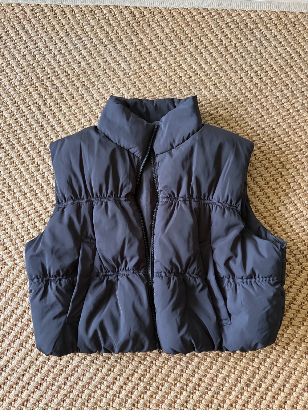 Sleeveless cropped Puffer Vest in Charcoal Black